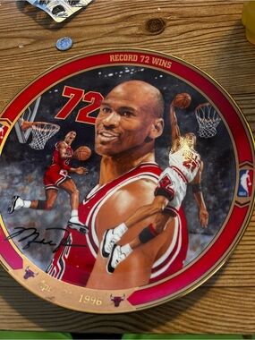 Red Chicago Bulls Commemorative Wall Plate - Record 72 Wins
